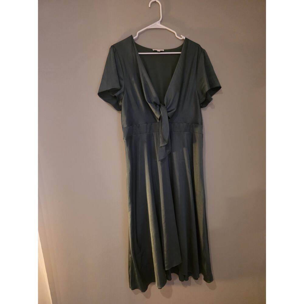 Baltic Born XXL Green Short Sleeve Tie Front Midi Dress V-Neck Solid